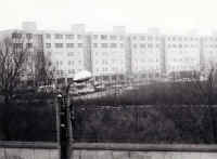 Blick vom Balkon auf die Mauer